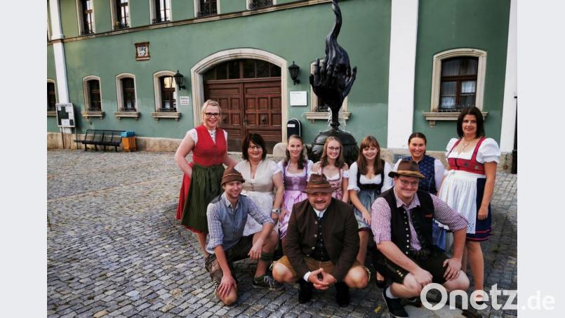 Die Festleiter Fabian Wild, zweiter Bürgermeister Georg Zierer und Daniel Biermeier freuen sich mit einigen Festdamen auf das Heimatfest 2020. Bild: gz