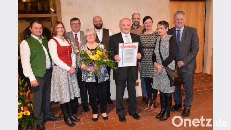 Beim Ehrenabend des Marktes Schmidmühlen wurde Alfons Weigert sen. (Fünfter von rechts) zum Ehrenbürger seiner Heimatgemeinde ernannt. Dazu gratulierten ihm seine Frau Maria (Vierte von links), seine Familie sowie Landrat Richard Reisinger (rechts) und Bürgermeister Peter Braun (Dritter von links). Bild: bö