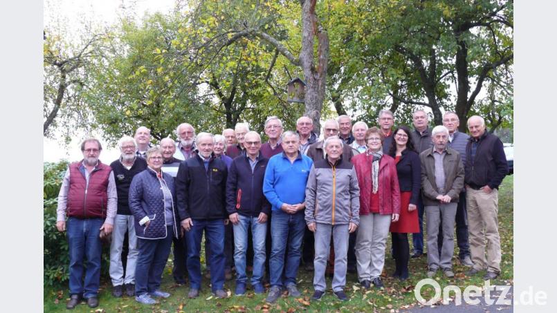 Beim Pensionistentreffen des Finanzamts waren drei ehemalige Chefs dabei: Leopold Seibold (Siebter von links), Gerhardt Höhn (Neunter von links) und Udo Lautenbacher (rechts). Auch die amtierende Chefin, Bettina Drechsel (Fünfte von rechts), schaute vorbei. Bild: Robert Sladky/exb