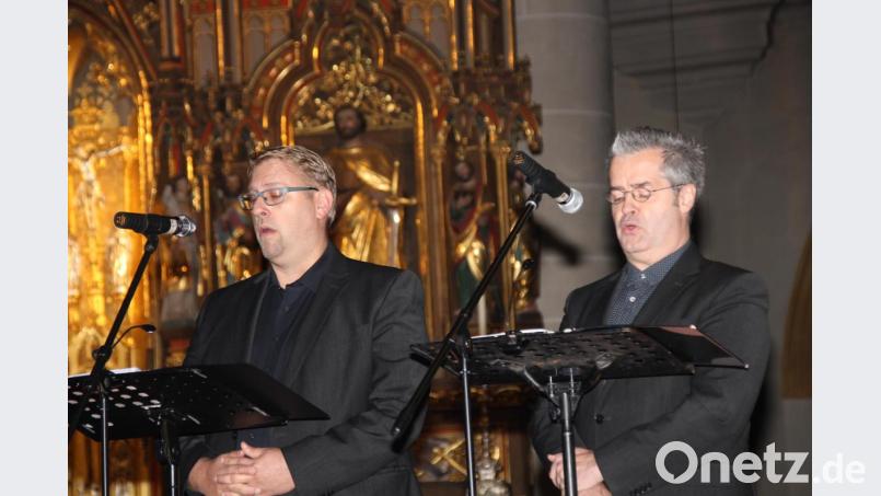 Die professionellen Sänger Marcus Weigl (links) und Klaus Wenk (rechts) bewiesen als Solisten und im Duo ausgezeichnete gesangliche Leistungen. Bild: ads
