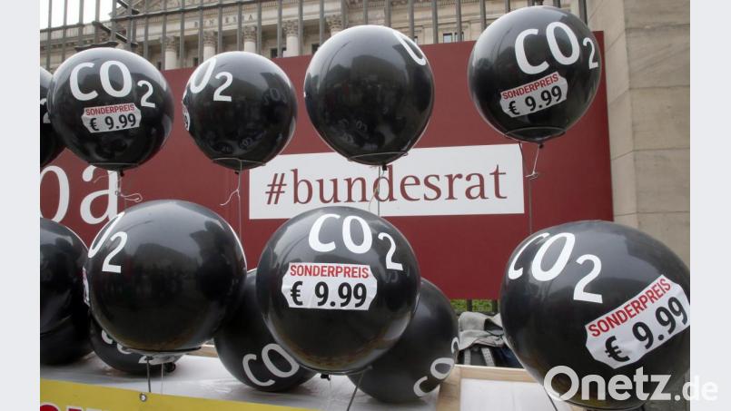 Diese Aufnahme entstand Anfang November: Demonstranten haben vor dem Bundesrat schwarze Luftballons aufgehängt und protestieren damit gegen die Klimapolitik der Bundesregierung. Archivbild: Wolfgang Kumm/dpa