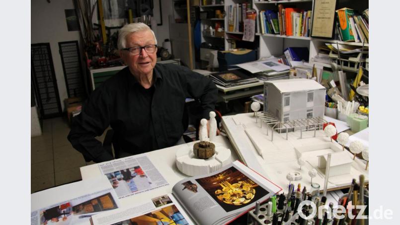 Am Schreibtisch in seinem Atelier ist der Neustädter Bildhauer und Kunstmaler Max Fischer in seinem Element. Hier entstanden die Ideen für seine über 240 Kunstobjekte, von der Brunnenanlage, über Reliefs, bis zu Kirchenfenstern und Altarräumen, die er in 55 Jahren als freischaffender Künstler in der Region und darüber hinaus geschaffen hat. Auch mit 80 Jahren gehen ihm die Ideen nicht aus. Bild: prh