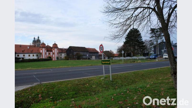 Ein weiterer Fahrbahnteiler soll auf der Kreisstraße NEW 5 gebaut werden, um die Verkehrssicherheit für Fußgänger zwischen der Gereon-Motyka-Siedlung, dem öffentlichen Parkplatz und dem historischen Klosterhof zu verbessern. Zudem sind sogenannte Zuwegungen zur Verkehrsinsel geplant. Bild: do