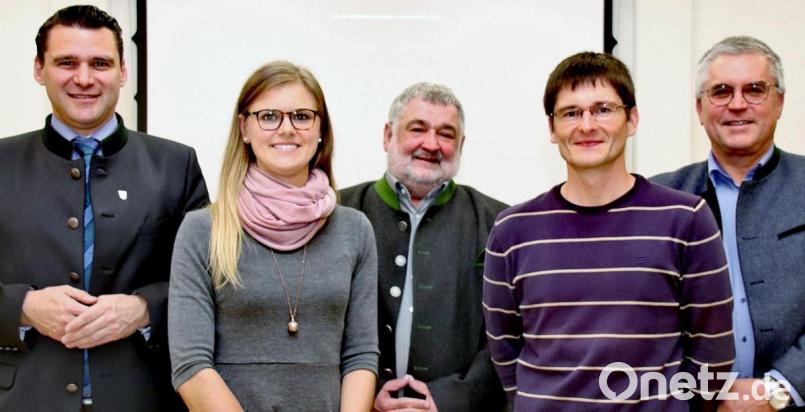 Sie sind die neuen Mitarbeiter der Verwaltungsgemeinschaft Nabburg und damit auch für den Perschener Zweckverband zuständig: Kämmerer Thomas Bodensteiner (Zweiter von rechts) und die für Liegenschaften zuständige Jessica Zilk (Zweite von links), hier flankiert vor der Spitze des Zweckverbandes, Bürgermeister Armin Schärtl (Nabburg; MItte), Bürgermeister Richard Tischler (Pfreimd; rechts) und Landrat Thomas Ebeling (links). Bild: Thomas Dobler