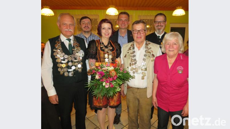Die neuen Schützenkönige und ihre Vize (von links): Ludwig Stöckl, JanosTrzmiel, Jasmin Stein, Bürgermeister Ernst Schicketanz, Sigmar Behr, Christian Behr und Heimtraud Stich. Bild: adj
