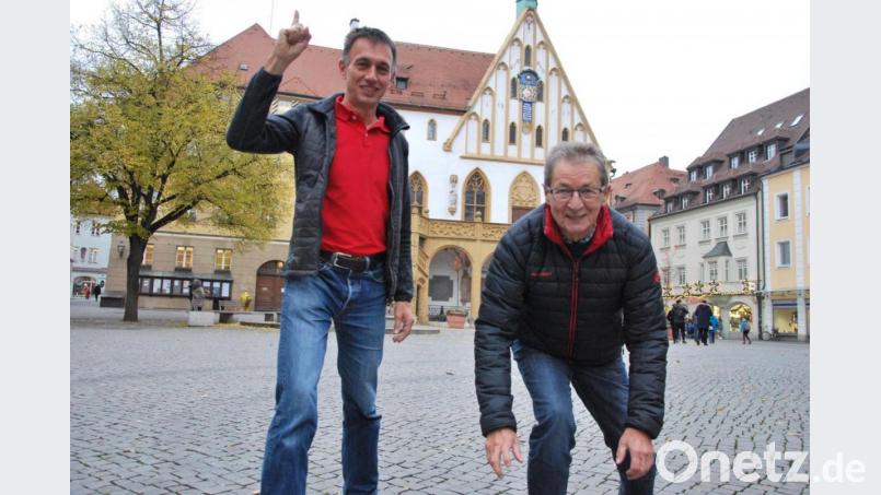 Christian Koch und Bernd Stief proben am Marktplatz schon einmal den Start für den Silvesterlauf. Bild: gsp