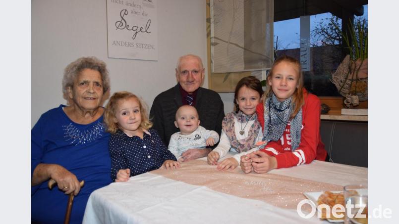 Die Urenkel Sarah, Hannes, Lisa und Leonie (von links) sind der ganze Stolz des Jubelpaares Marianne und Ludwig Zielbauer. Bild: fla