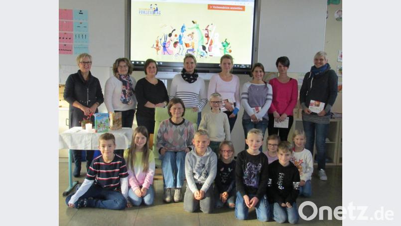 Rektorin Gudrun Lehner (links) und die Schüler dankten Heidi Schlicht (sitzend), Beate Melzner, Miriam Schmid, Lucie Prechtl, Franziska Hess, Marina Lautner, Ramona Pöhlmann und Annika Scheit (hinten von links) fürs Vorlesen. Bild: mez