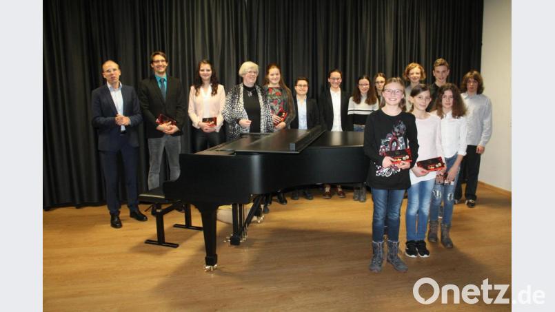 Zwölf Schüler des Ortenburg-Gymnasium von der fünften bis zur elften Jahrgangsstufe zeigten auf dem Steinway-Flügel ihr Können. Bild: lg