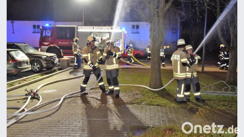 80 Feuerwehrleute rückten zur Einsatzübung an der Turnhalle in Bechtsrieth an und bewiesen ihr Können. Bild: fz