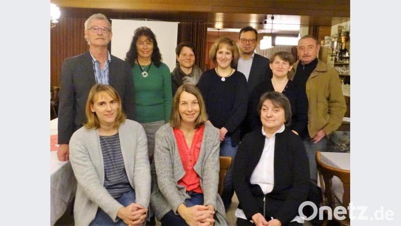 Zum Vorstandsteam der Gartenbauer gehören künftig Sabine Prechtl, Sabine Schraml, Elisabeth Reger (vorne von links), Herbert Schraml, Gerlinde Wagner, Ingrid Birkner, Martina Wurm (stehend von links), Karl Reger und Petra Wöhrl (von rechts). Die Wahlen leitete Kreisfachberater Harald Schlöger (Vierter von rechts). Bild: hl