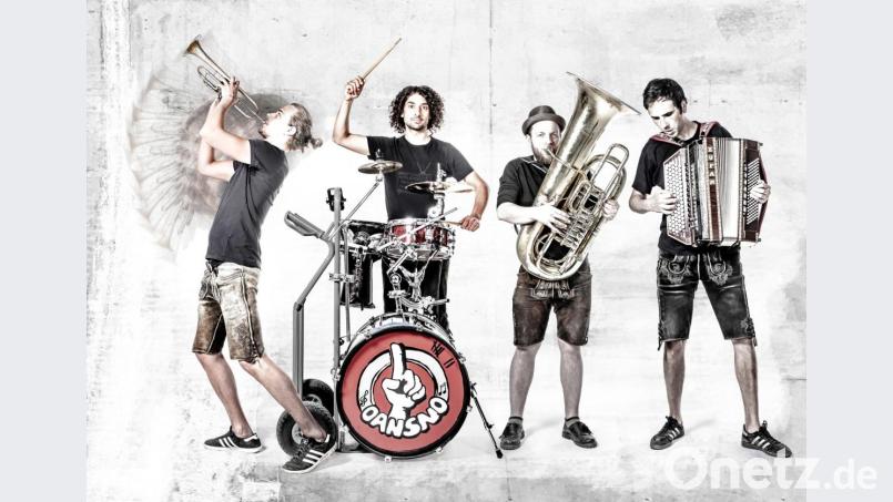 Die Band "Oanso" mit Franz an der Tuba, Menya an der Trompete, Michi am Akkordeon und Philip am Bierwagerlschlagzeug gastieren am Samstag, 7. Dezember, in der Stadt-Turnhalle Waldsassen. Bild: Alex Ackva/exb