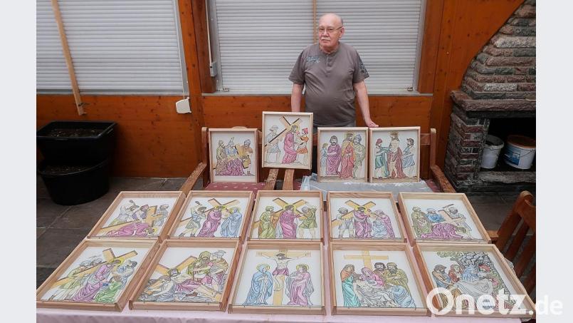 14 neue religiöse Kunstwerke auf Papier hat Hans Vogl in den zurückliegenden Wochen geschaffen. In die Kreuzwegstationen in seinem Garten sollen diese abwechselnd eingebracht werden. Bild: bsc