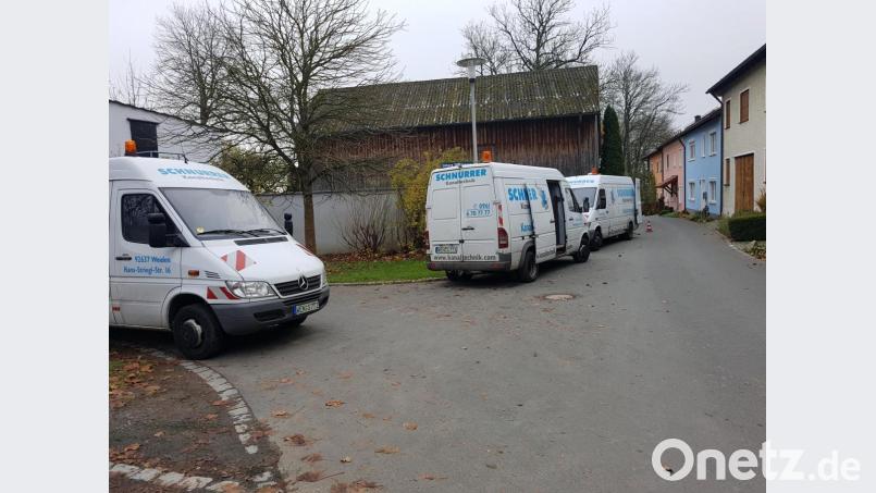 Fahrzeuge einer Spezialfirma für Kanalreinigung prägen zur Zeit das Straßenbild in der Straße &quot;Hoffeld&quot;. Die Überwemmungen bei Starkregen dürften nach der Maßnahme ein Ende haben. Bild: hme