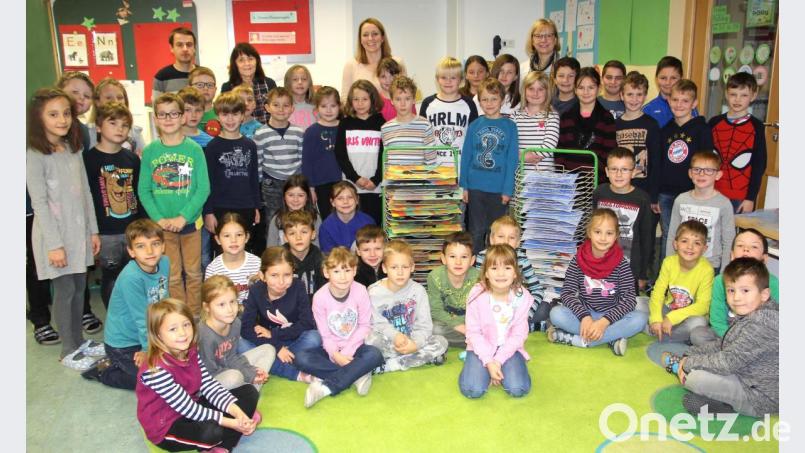 Zwei Trocknungswägen für die Kunstwerke der Kinder hatte der Förderverein im letzten vergangenen Schuljahr finanziert. Über diese Unterstützung freuten sich nicht nur die Schüler, sondern auch die Lehrkräfte (hinten, von links) Stefan Schultes, Irmgard Bayer, Fiona Hauser-Kroner sowie Schulleiterin Ortrud Sperl. Bild: Josef Böhm