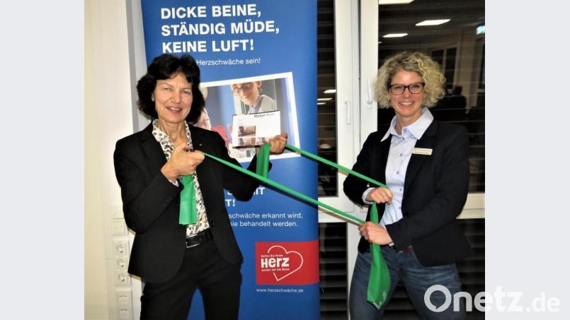 Dr. Gudrun Graf und Nicole Huber-Dinkela (von links) zeigten den Gästen, wie man zum Beispiel mit einem einfachen Dehnungsband daheim selbst Übungen für mehr Beweglichkeit machen kann. Bild: ubb