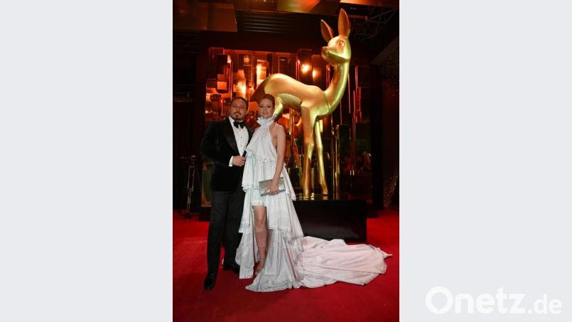 Barbara Meier und ihr Mann Klemens Hallmann kommen zur 71. Bambi-Verleihung im Festspielhaus Baden-Baden. Bild: Jens Kalaene/dpa