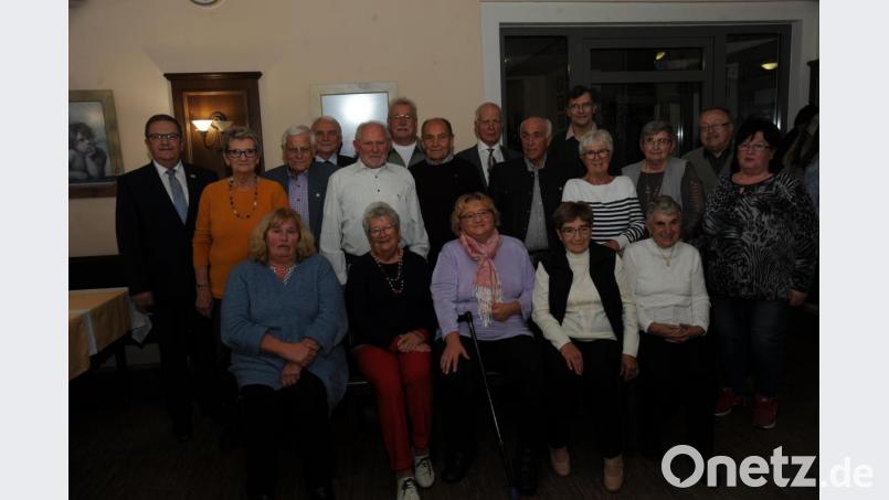 VdK-Mitglieder des Ortsverbands Süd-West wurden geehrt. Das Bild zeigt sie mit Bürgermeister Martin Preuß (links), Kreisgeschäftsführer Gerhard Spies (hinten, Fünfter von rechts) und Ortsvorsitzender Birgit Miheilowitsch (rechts). Bild: gf