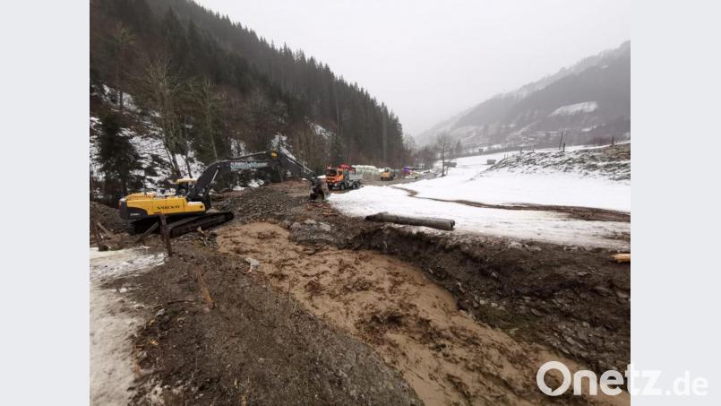 Eine Mure verschüttete die Straße bei Zell am See (Pinzgau). Nach den Schneemassen setzte am Wochenende Starkregen in Österreich ein, wobei es noch immer keine Entwarnung gibt. Die Feuerwehr Teunz verfolgt die Einsätze der befreundeten Wehr und würde bei Bedarf auch helfen. Bild: exb/Feuerwehr Zell am See