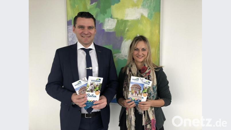 Geschäftsführerin Verena Danner und Landrat Thomas Ebeling stellten die neuen Publikationen des „Oberpfälzer Seenlands“ vor. Bild: exb