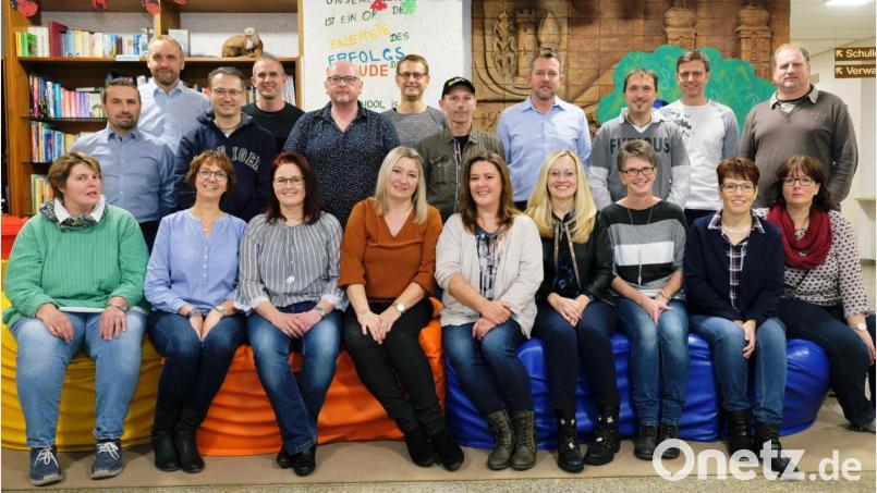 Ein emotionales Wiedersehen mit ihren Schulkameraden und mit ihrer Grundschule feiern die Abc-Schützen des Jahrgangs 1969 in Speinshart. Bild: do