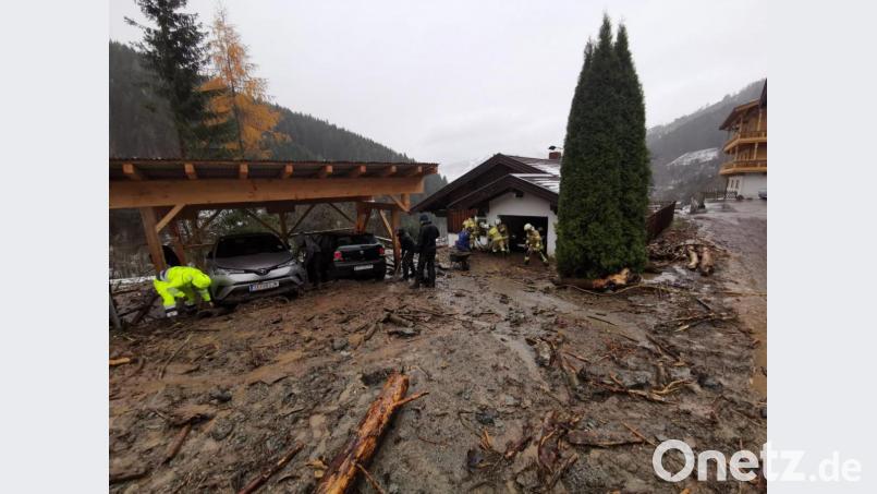 Helfer und Bevölkerung müssen mit teils starken Verwüstungen zurechtkommen. In Zell am See blieben Schule und Kindergarten geschlossen. Bild: exb/Feuerwehr Zell am See