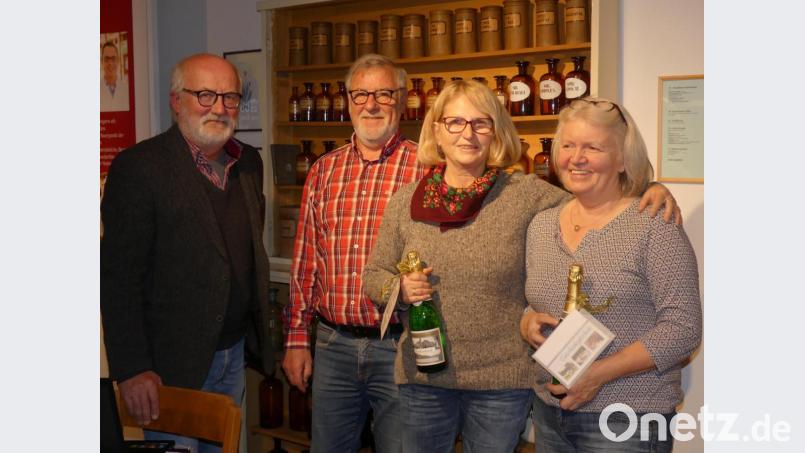 Mit Sekt und Gutscheinen bedankt sich Josef Prunhuber (Zweiter von links) im Beisein von Vorsitzendem Karlheinz Keck (links) bei Monika Albersdörfer und Juliane Keck (von rechts) für die aufwendige Pflege des &quot;Taubnschuster&quot;-Gartens. Bild: rn