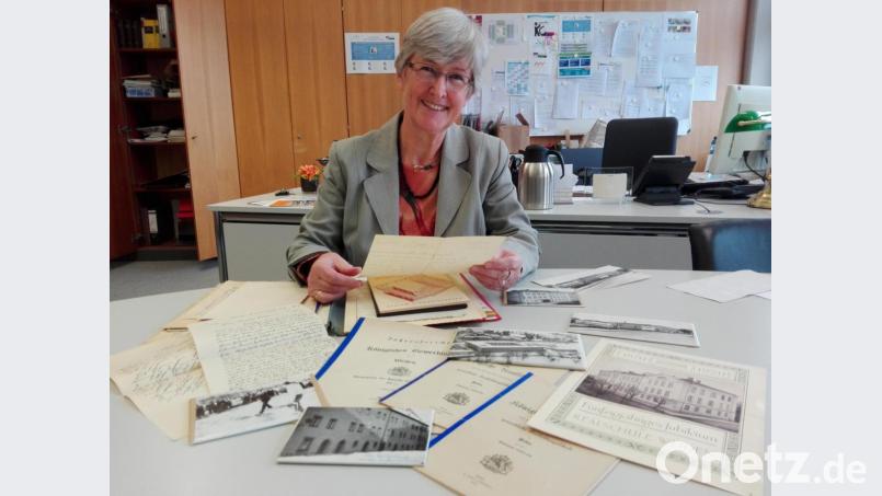 Um sich für ihre Festansprache vorzubereiten stieg Oberstudiendirektor Sigrid Bloch in den Keller des Kepler-Gymnasiums und fand noch Dokumente aus 150 Jahren Schulgeschichte. Bild: shl