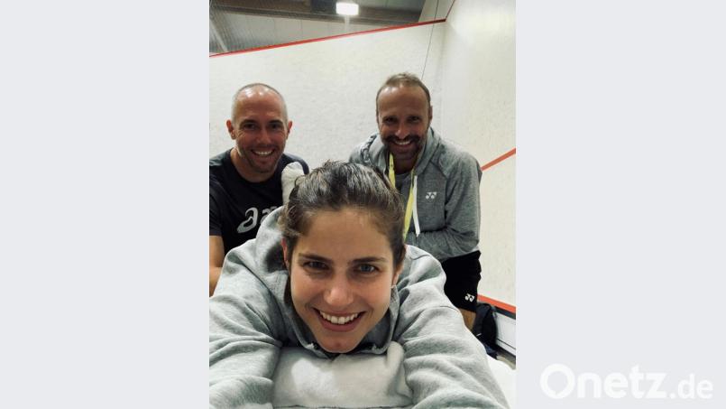 Jörg Fauland (links) aus Amberg ist einer von drei Physiotherapeuten, die Tennisspielerin Julia Görges betreuen. Jens Gerlach (rechts) ist ihr neuer Trainer. Bild: exb