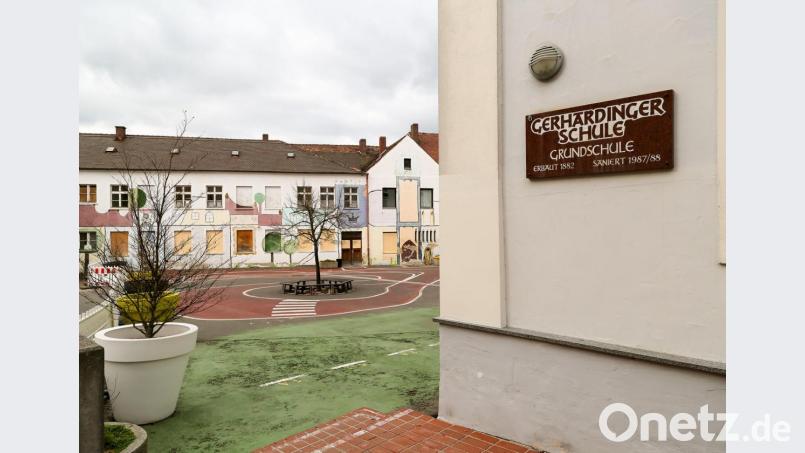An der Gerhardingerschule soll eine Offene Ganztagsschule eingerichtet werden. Die Räume dafür und für das Stadtarchiv sollen nach einer Sanierung im &quot;Alten Krankenhaus&quot; (im Hintergrund) entstehen. Bild: Hösamer