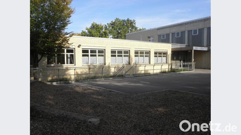 Die Tage des bisherigen Förderschul-Gebäudes (flacher Bau) auf dem Nabburger Schulberg sind gezählt. Es soll künftig nur noch der Ganztagsbetreuung dienen, die Schulräume selbst kommen in einen mehrgeschossigen Neubau, der schräg gegenüber auf dem bisherigen Allwetterplatz hochgezogen wird. Bild: Wilhelm Amann