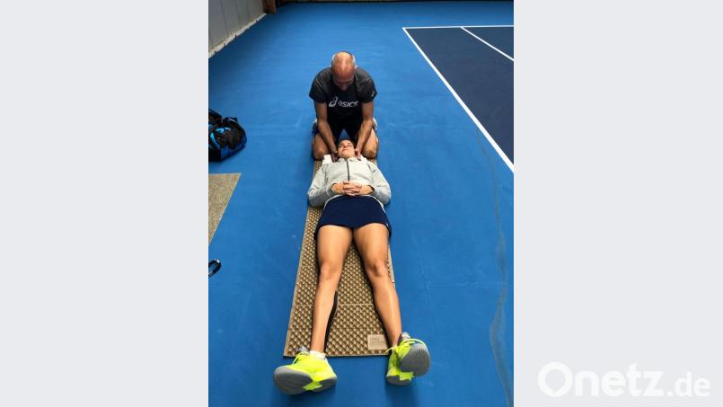 Der Amberger Physiotherapeut Jörg Fauland behandelt Tennisspielerin Julia Görges. Bild: exb