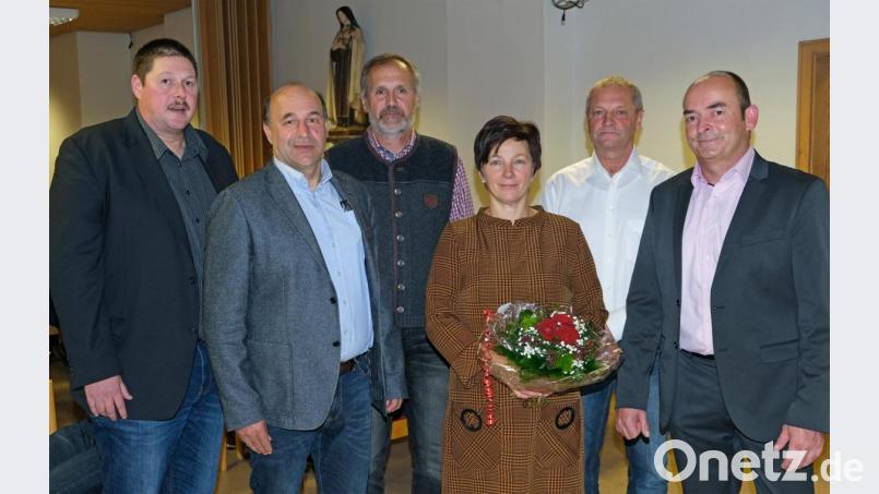 TSV-Vorsitzender Jürgen Lugert (rechts) und Stellvertreter Peter Meier (links) gratulieren den neuen Ehrenmitgliedern Peter Schwanitz, Peter Schmidt und Petra Schwanitz sowie dem neuen Ehrenvorsitzenden Rudolf Hauke (von links). Bild: nm