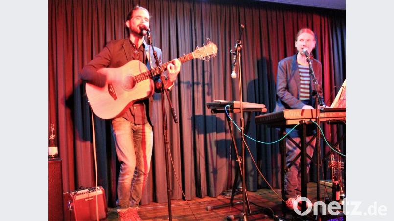 Das Duo &quot;November Me&quot; präsentierte sich bei der &quot;Klein&amp;Kunst&quot;-Reihe in Weiden von der besten Seite Bild: stg