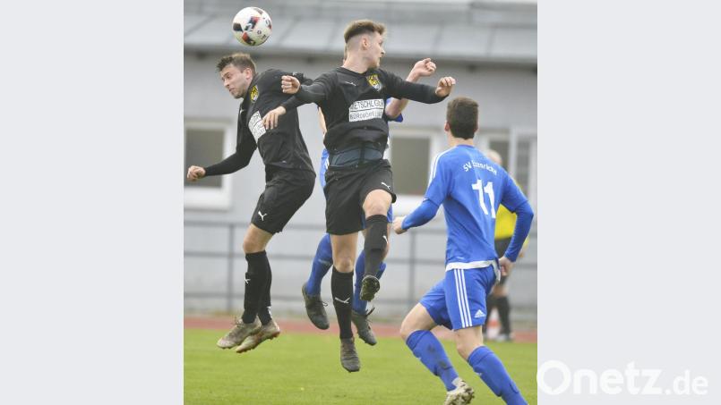 Der FC Amberg (links Alexander Grau, Mitte Mario Schmien) will seinen Höhenflug auch im letzten Spiel des Jahres fortsetzen und als Spitzenreiter in die Winterpause gehen. Bild: Hubert Ziegler