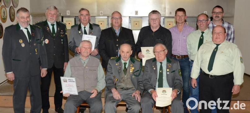 Geehrte Schützen (von links): Schützenmeister Werner Grünthaler, Gauschützenmeister Dietmar Bayer, Rudi Sperber, Hans Siegert, Bürgermeister Winfried Franz Ehrenschützenmeister Georg Pilhofer, Max Maul, Peter Grünthaler, Richard Neumüller, Helmut Lederer Erwin Kolb und Werner Lederer Bild: ker