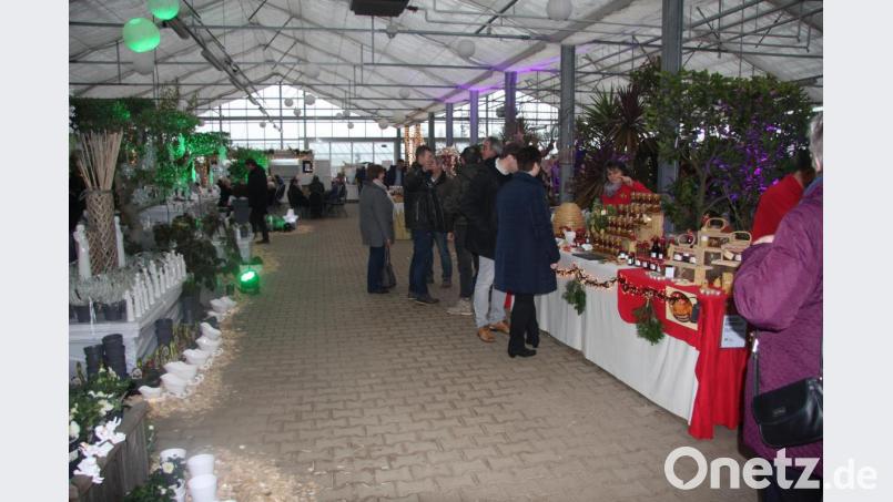 Der vorweihnachtliche Markt in Güttern ist ein beliebtes Ziel, um sich Schmuck für die Wohnung auszusuchen. Bild: wro