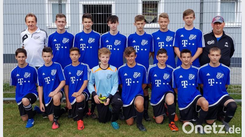 Die erfolgreiche B-Jugend der SG Illschwang/Schwend mit Trainer Armin Gräml (stehend rechts) und Betreuer Siegfried Heldrich (stehend links). Bild: no