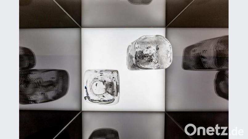 Ob die auch Getränke kühlen? Marion Mack versteht sich mittels Materialmix darauf, ihre Glaskuben wie Eiswürfel aussehen zu lassen. Bild: Marcus Rebmann