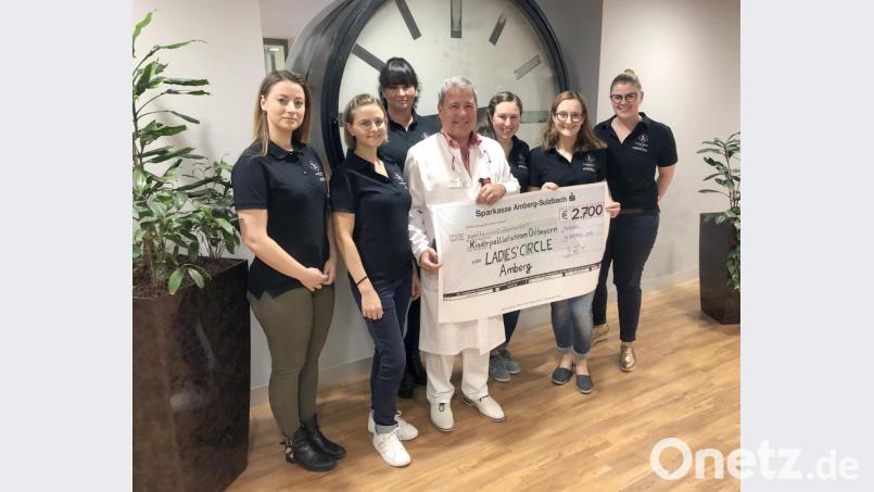 Das Team von Ladies Circle übergibt die 2700-Euro-Spende. Bild: Klinikum/Dietl/exb