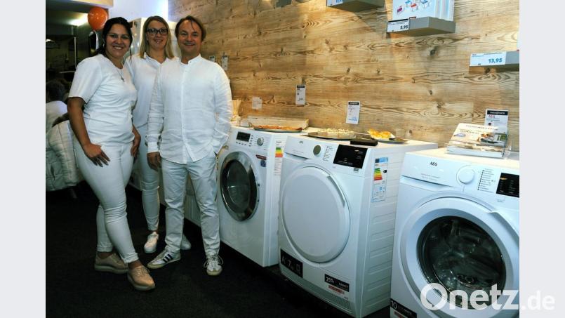 Ganz in Weiß – nicht nur die Geräte, sondern auch das Personal. Wilfried (rechts) und Yvonne Pieper (links) haben in ihrem Fachgeschäft an der Bäumlstraße nun auch weiße Haustechnik im Sortiment – wie einst Waschmaschinen Meier. Bild: gf