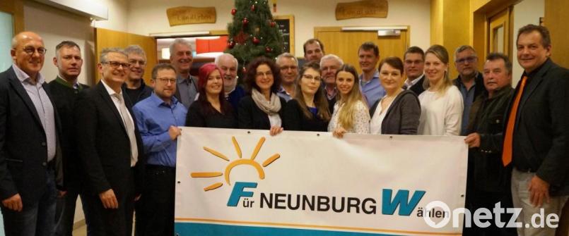 Zahlreiche Bürger haben sich bereit erklärt, bei der Stadtratswahl für die Freien Wähler Neunburg (FW) zu kandidieren. Bürgermeisterkandidat Marin Scharf (Dritter von links) führt die Liste an. Bild: weu