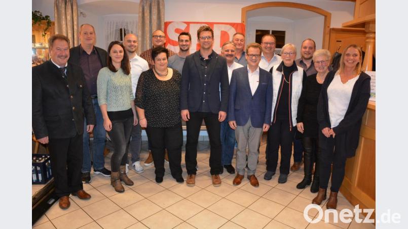 Der SPD-Ortsverein Konnersreuth präsentierte am Donnerstag seine Marktratskandidaten. Im Bild (von links) Kreisrat Johann Brandl, Landratskandidat Thomas Döhler, Christina Martin, Alexander Martin, Sonja Zimmermann, Markus Wenisch, Tobias Wenisch, Bürgermeisterkandidat Wolfgang Pötzl, Herbert Neumann, Edgar Wenisch, Gerald Härtl, Thomas Reiter, Kreisrätin Hannelore Bienlein-Holl, Tobias Proksch, Anni Kreuzer und Tanja Zangger-Gradl. Bild: jr