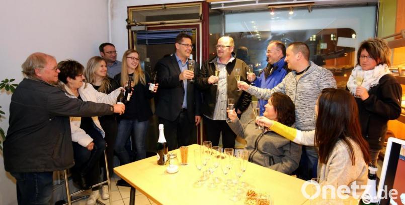 Mit einem Glas Sekt stoßen Freie Demokraten und Unabhängige Bürger bei der offiziellen Eröffnung auf das neue Bürgerbüro an. Bild: mef