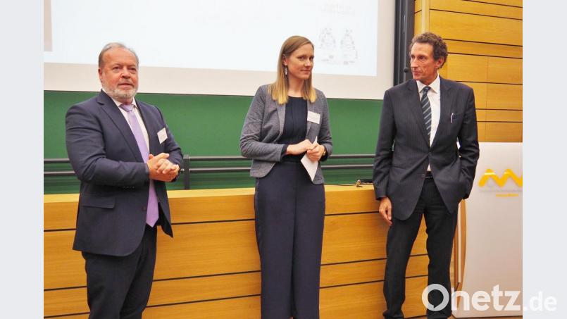 Dekan Bernt Mayer (links) und Professorin Lisa-Marie Schöttl moderieren die Fragerunde mit Julian Nida- Rümelin. Bild: Bühner