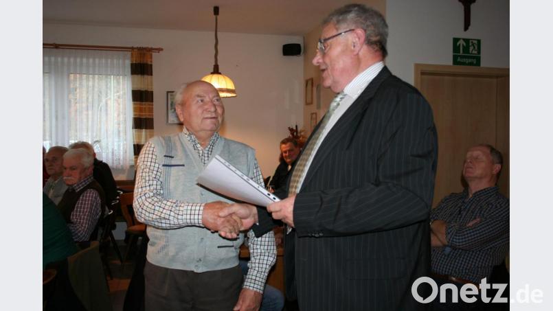 Imkervorsitzender Anton Schönberger übergibt Georg König die Goldene Ehrennadel und die Urkunde für 40-jährige treue Mitgliedschaft. Bild: gpa