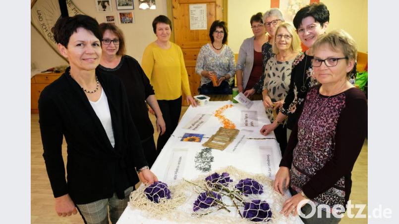 Mit Symbolen zum Thema &quot;Gemeinschaft&quot; versehen wird ein Kunstwerk der Frauenbund-Ortsvereine Oberbibrach, Schlammersdorf und Speinshart die Frauenhaus-Aktion &quot;Rosen statt Veilchen&quot; am Montag, 25. November, in Weiden bereichern. Bild: do