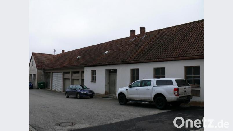 DIe ehemaligen Hausmeister-Werkstätten im Klosterhof sollen abgerissen werden. Dort entstünden dann Parkplätze. Bild: kgg