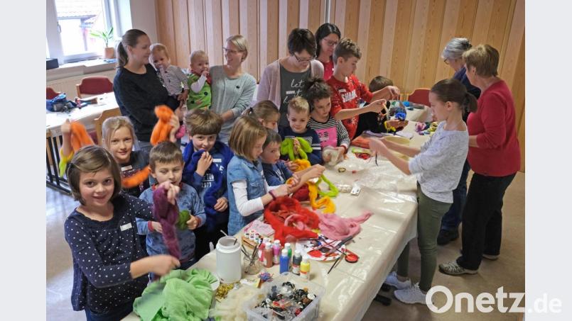 Der Saal im Theresienheim verwandelte sich in eine Bastelwerkstatt. Vom Morgen bis in die Mittagsstunden hinein ließen es sich die Kinder dort gut gehen. Bild: nm
