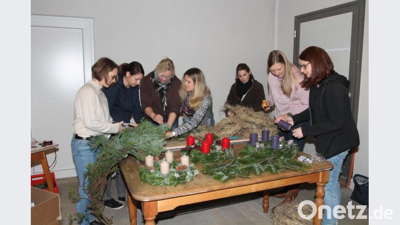 "Wir werden gerüstet sein", heißt es beim Elternbeirat der Kindertagesstätte um Vorsitzende Stephanie Stahl (Dritte von links). Das Team fertigt eifrig Adventskränze. Bild: pi